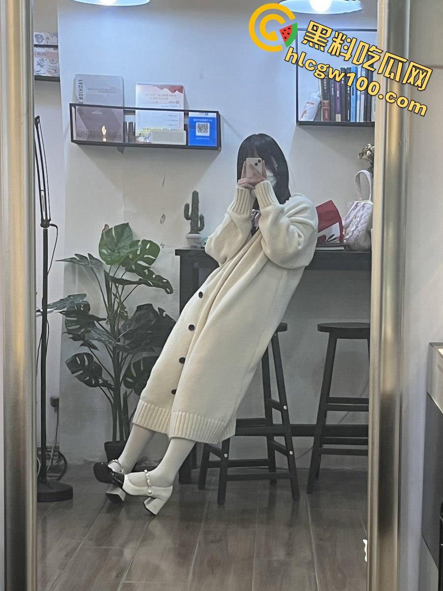 抖音3.5W粉丝小网红【可露莉】,抖音发的是可欲可甜小萌妹,国外展示的是豪放巨乳白虎逼-9