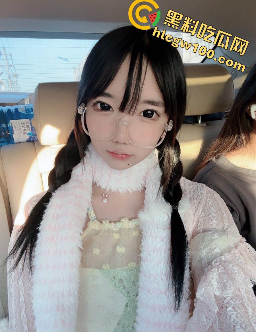 抖音3.5W粉丝小网红【可露莉】,抖音发的是可欲可甜小萌妹,国外展示的是豪放巨乳白虎逼-11