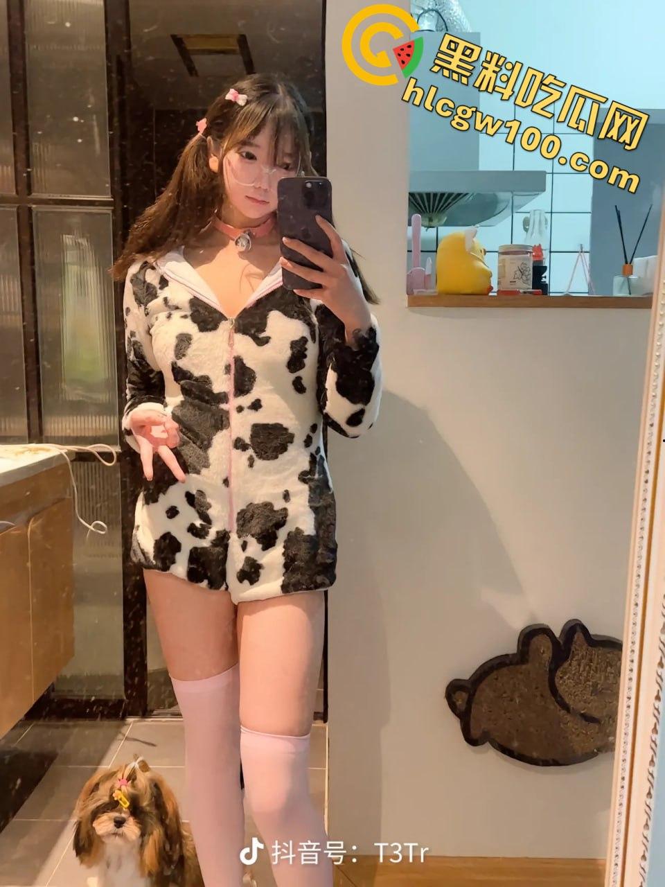 抖音3.5W粉丝小网红【可露莉】,抖音发的是可欲可甜小萌妹,国外展示的是豪放巨乳白虎逼-13