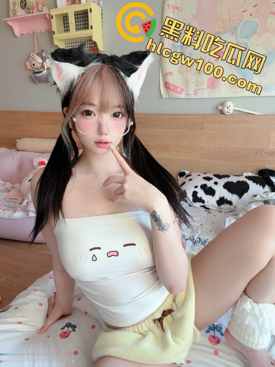 抖音3.5W粉丝小网红【可露莉】,抖音发的是可欲可甜小萌妹,国外展示的是豪放巨乳白虎逼-14