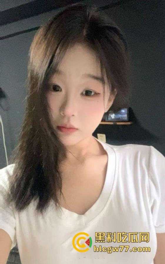 料友投稿 巨水嫩的反差学生妹 每天都沉浸在性爱的高潮中 导致下体已经非常的松-1