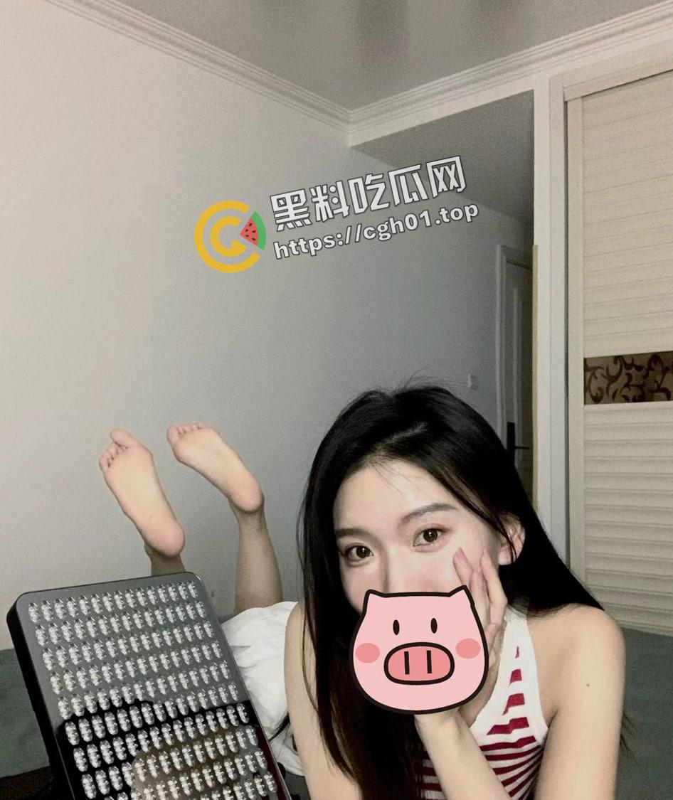 小伙伪装富二代劝上海极品外围从良 分手后又把视频流出 这粉嫩的小穴又要去当公交车了-3