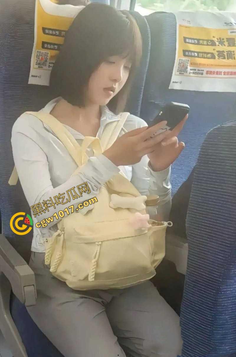 全网爆火高铁短发美少女曝猛料：靠卖片敛财，户外放尿摄人，曲线玲珑身材火辣，吸引无数网友疯狂交流！-3