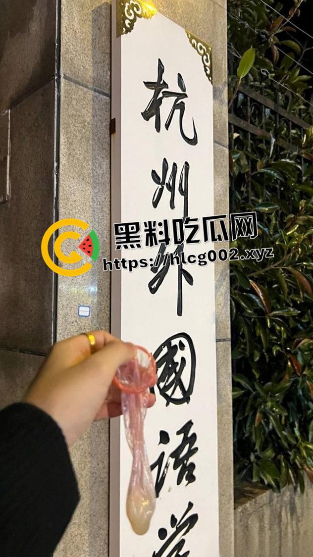 杭州外国语学院巨乳美女校花被包养 叫上好兄弟一起干 给好兄弟干到痿了都 现场淫荡画面流出-1