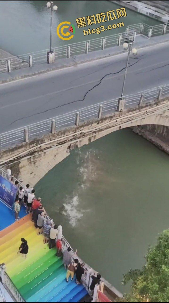 大桥崩塌现场！贵州三穗县龙庭大桥塌陷 及时封桥 无人伤亡-7