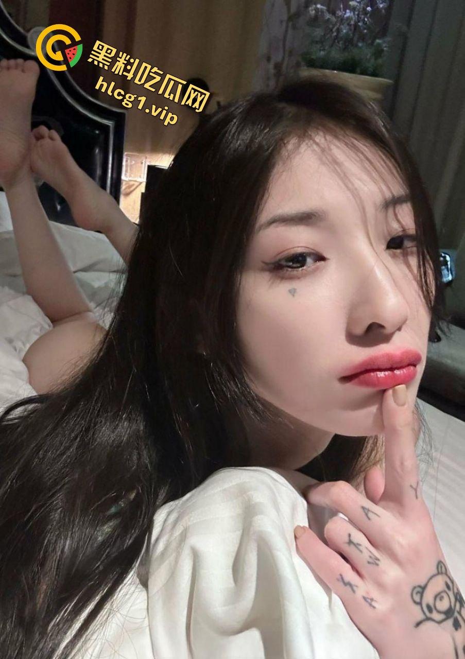 OF叛逆刺青乳钉小妹路奈给金主爸爸拍诱惑视频,真精神!可惜了这张脸-4