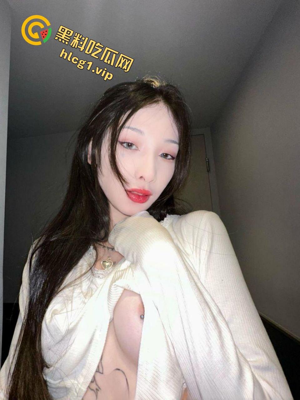 OF叛逆刺青乳钉小妹路奈给金主爸爸拍诱惑视频,真精神!可惜了这张脸-8