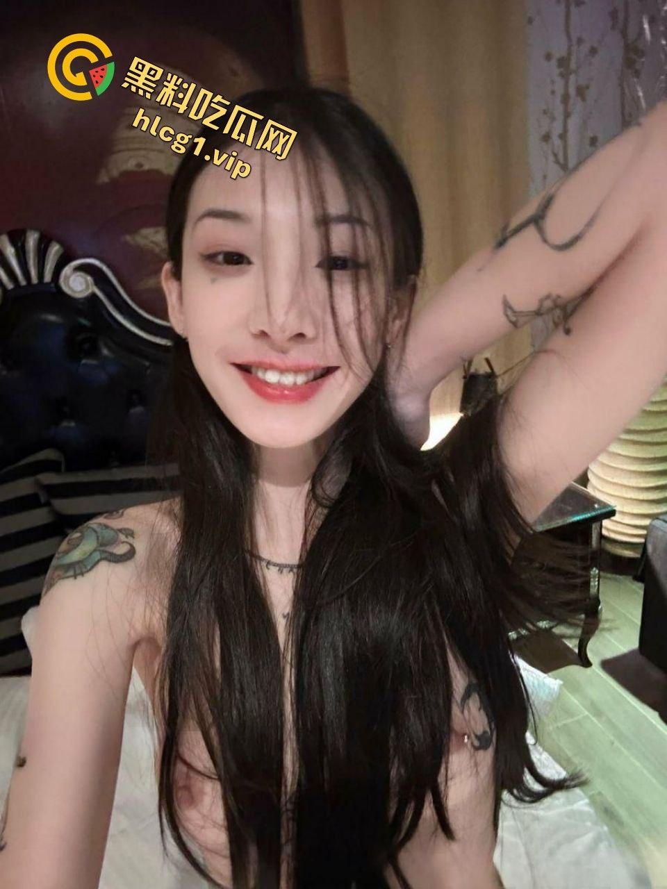 OF叛逆刺青乳钉小妹路奈给金主爸爸拍诱惑视频,真精神!可惜了这张脸-10