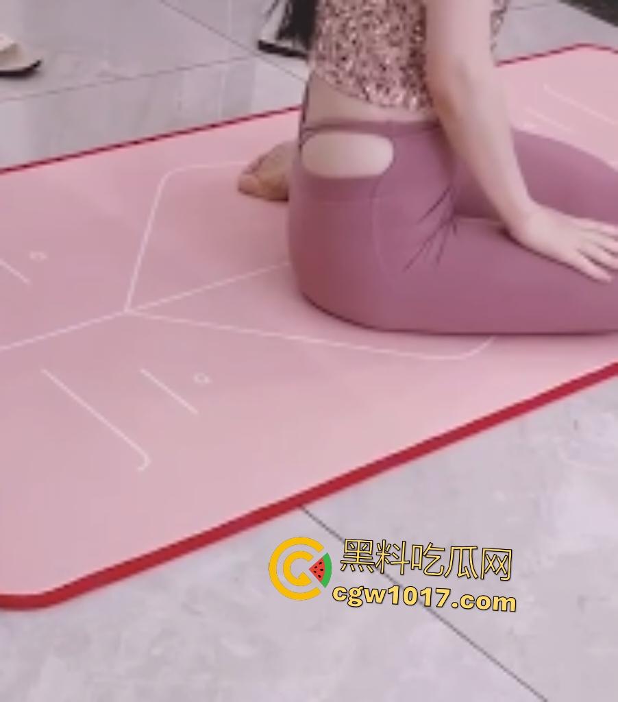 嫂子穿瑜伽裤勾引小叔子，争论性爱姿势后直接开干，家中狂野实验后入式，骚逼猛夹鸡巴，逼得射满肚子！-1