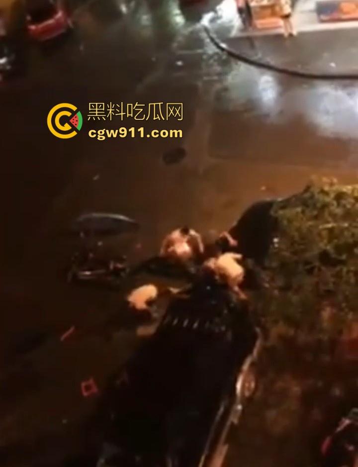 街头斗殴!黑衣男子遭20斤巨石猛砸头部,鲜血直流场面极度暴力,现场视频流出,隔着屏幕都感觉很窒息!-1
