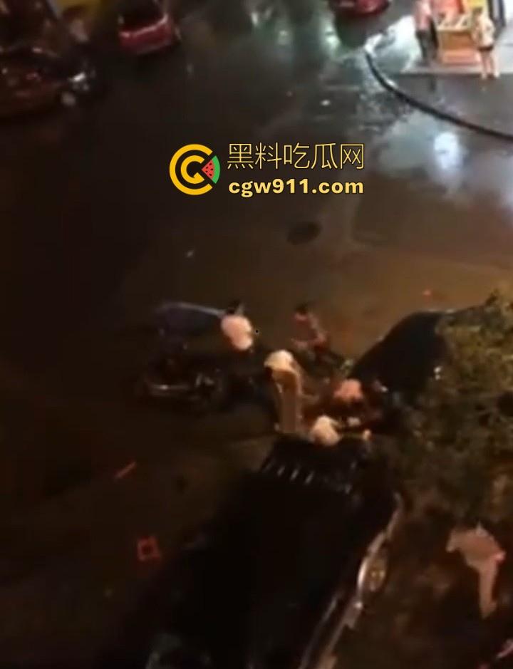 街头斗殴!黑衣男子遭20斤巨石猛砸头部,鲜血直流场面极度暴力,现场视频流出,隔着屏幕都感觉很窒息!-2