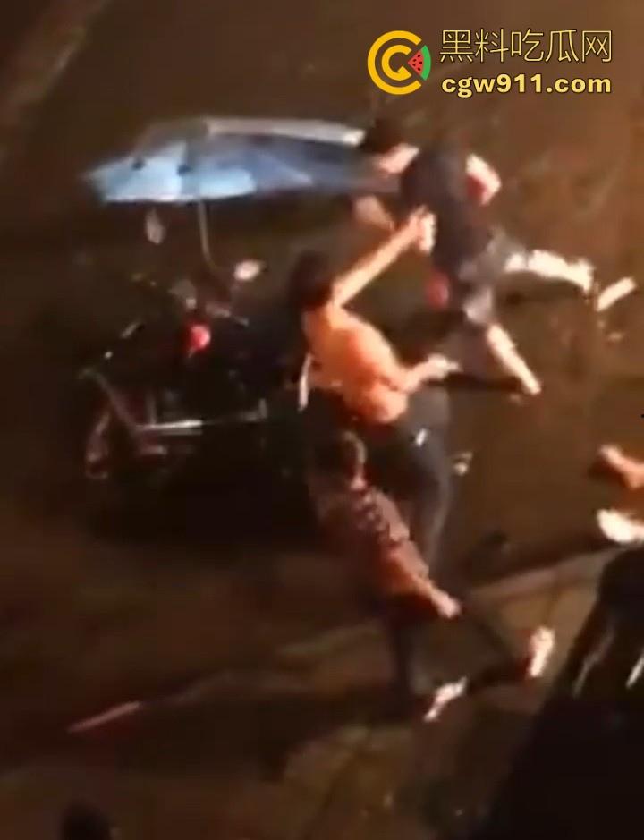 街头斗殴!黑衣男子遭20斤巨石猛砸头部,鲜血直流场面极度暴力,现场视频流出,隔着屏幕都感觉很窒息!-3