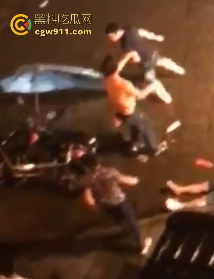 街头斗殴!黑衣男子遭20斤巨石猛砸头部,鲜血直流场面极度暴力,现场视频流出,隔着屏幕都感觉很窒息!-4