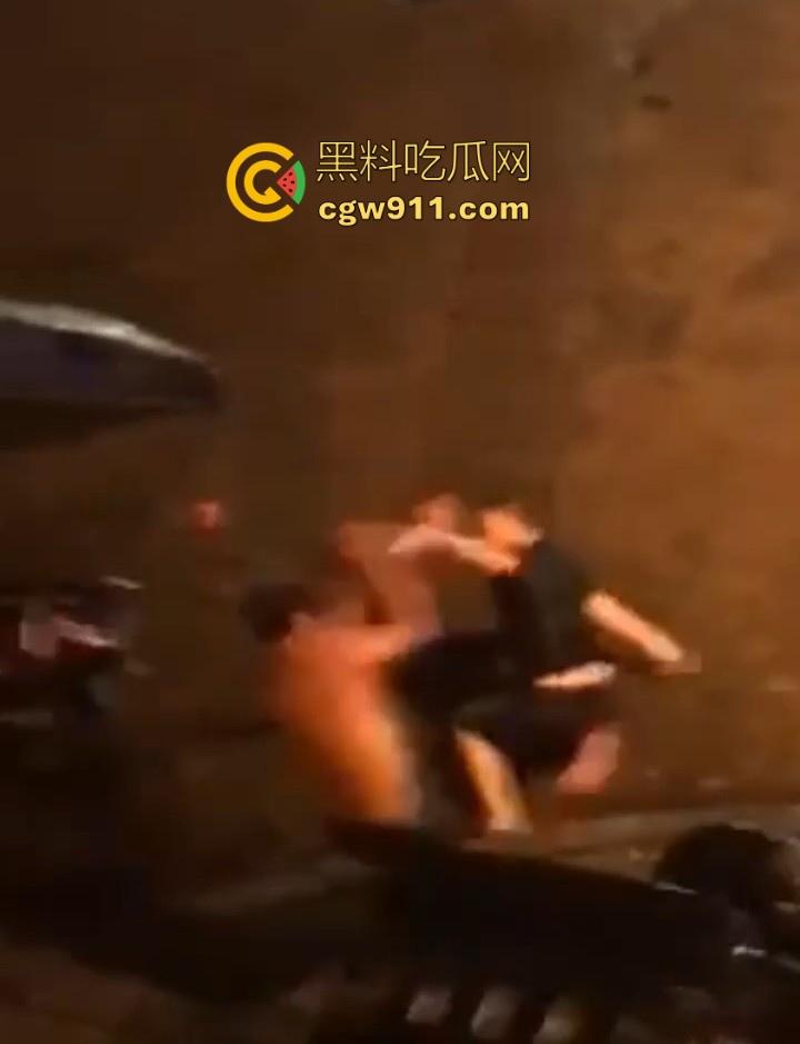 街头斗殴!黑衣男子遭20斤巨石猛砸头部,鲜血直流场面极度暴力,现场视频流出,隔着屏幕都感觉很窒息!-5