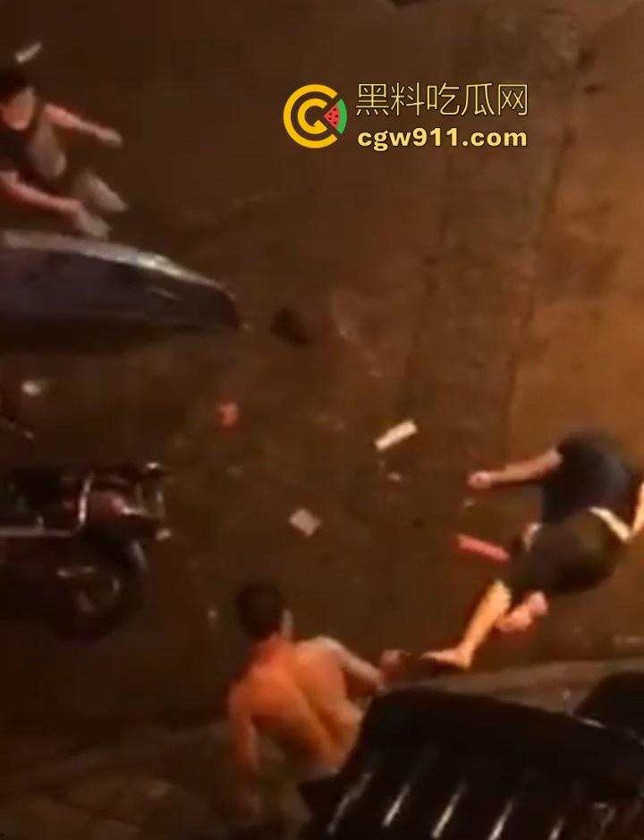 街头斗殴!黑衣男子遭20斤巨石猛砸头部,鲜血直流场面极度暴力,现场视频流出,隔着屏幕都感觉很窒息!-6