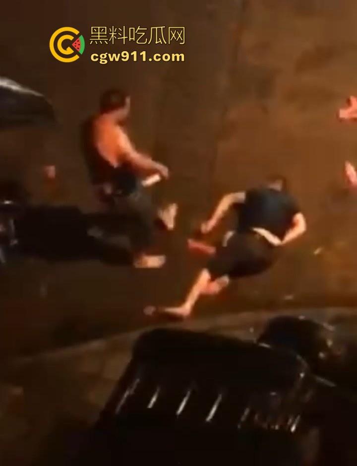 街头斗殴!黑衣男子遭20斤巨石猛砸头部,鲜血直流场面极度暴力,现场视频流出,隔着屏幕都感觉很窒息!-7