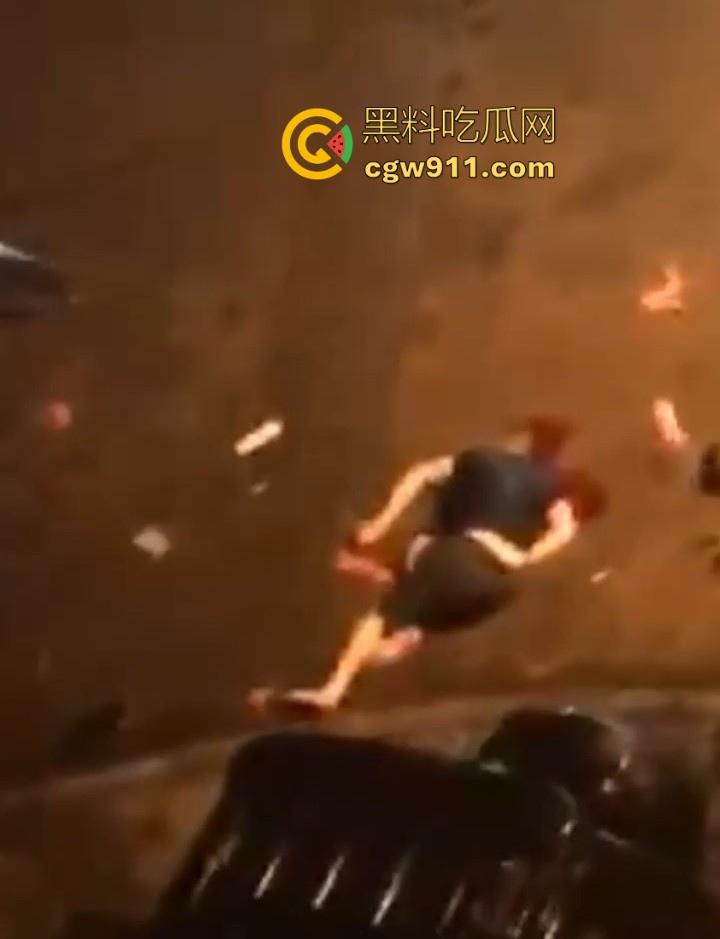 街头斗殴!黑衣男子遭20斤巨石猛砸头部,鲜血直流场面极度暴力,现场视频流出,隔着屏幕都感觉很窒息!-8