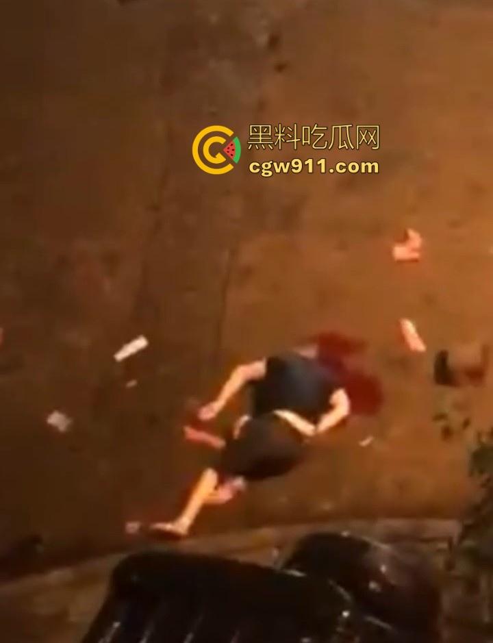 街头斗殴!黑衣男子遭20斤巨石猛砸头部,鲜血直流场面极度暴力,现场视频流出,隔着屏幕都感觉很窒息!-9