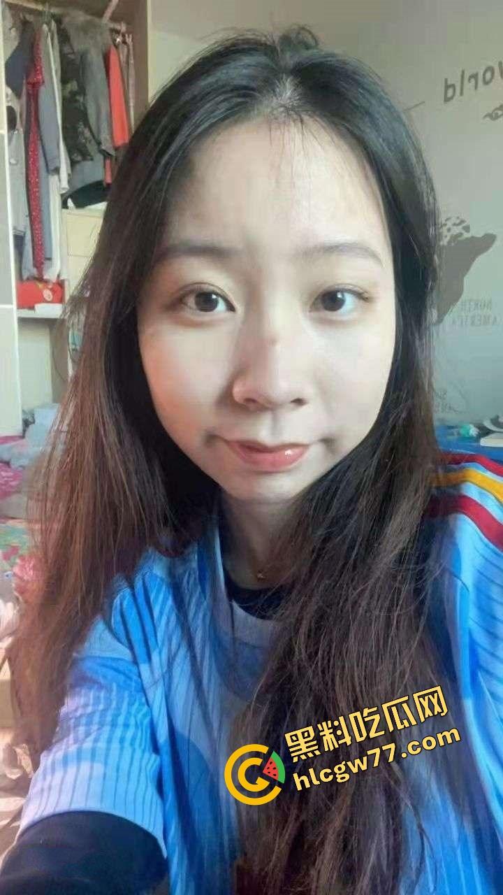 湖北二本院校女大学生【刘雪】表面乖乖女,私下白丝制服掰逼自拍,骚穴毛多唇歪,反差母狗本狗!-1