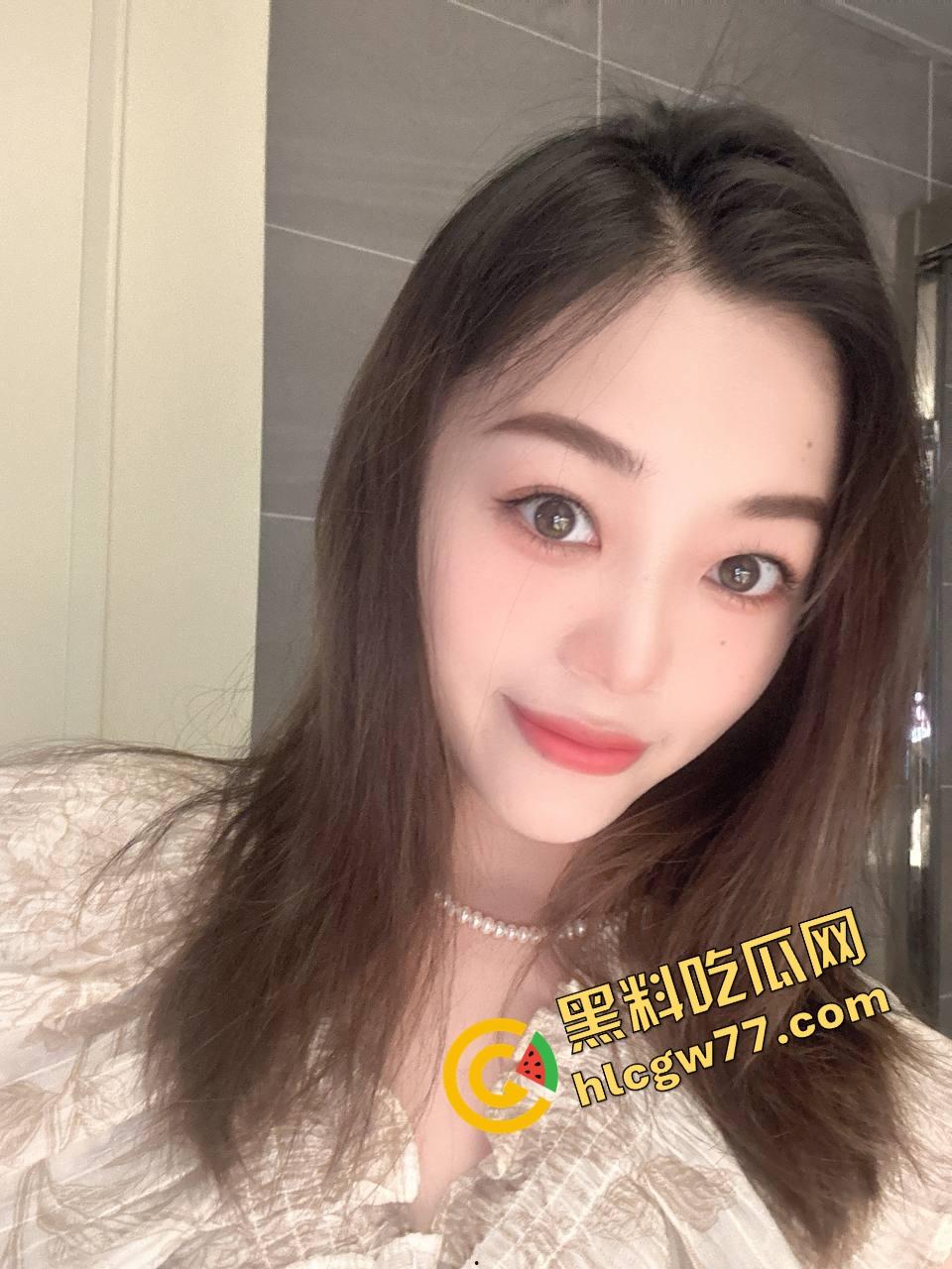 湖北二本院校女大学生【刘雪】表面乖乖女,私下白丝制服掰逼自拍,骚穴毛多唇歪,反差母狗本狗!-2