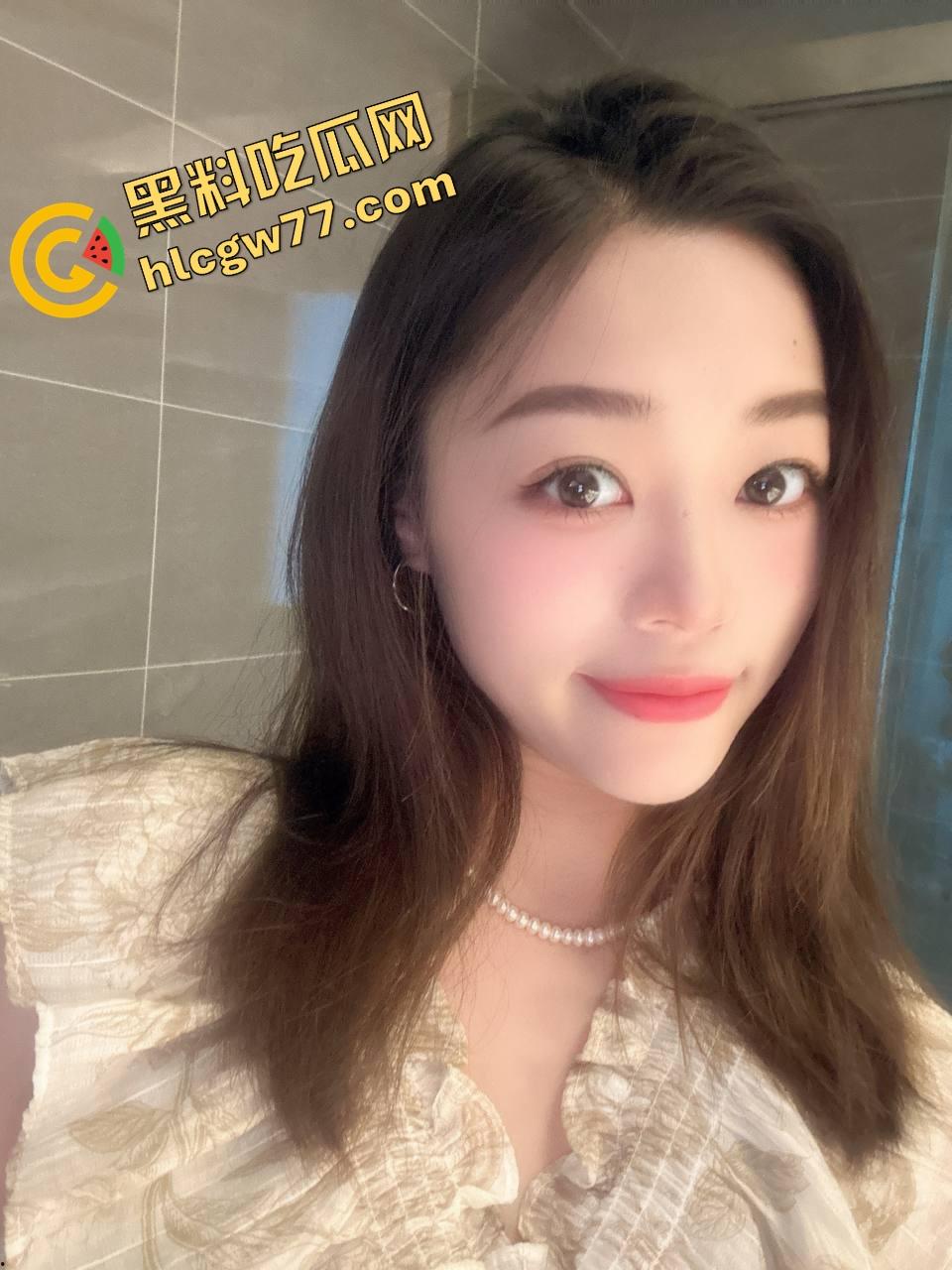 湖北二本院校女大学生【刘雪】表面乖乖女,私下白丝制服掰逼自拍,骚穴毛多唇歪,反差母狗本狗!-4