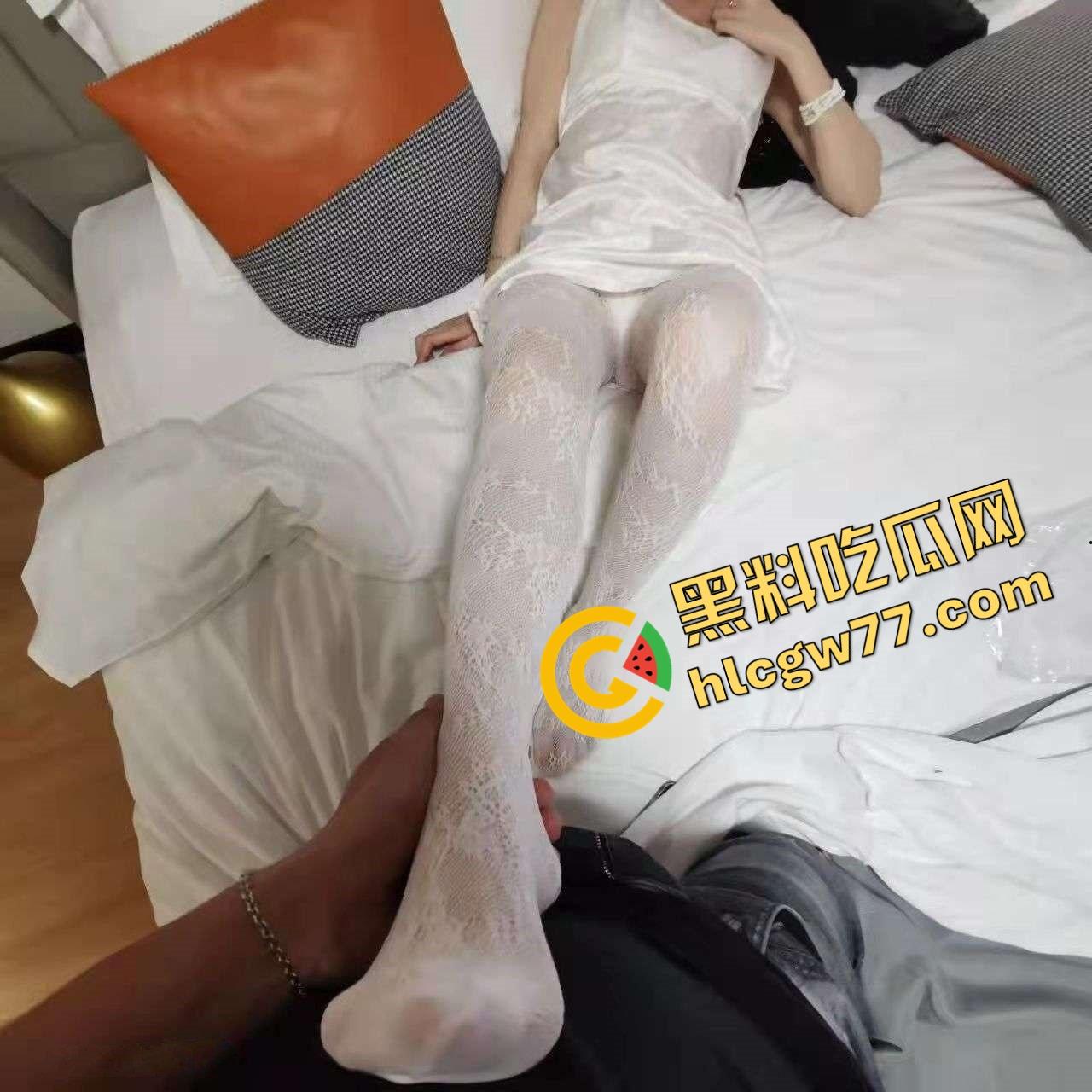 湖北二本院校女大学生【刘雪】表面乖乖女,私下白丝制服掰逼自拍,骚穴毛多唇歪,反差母狗本狗!-5