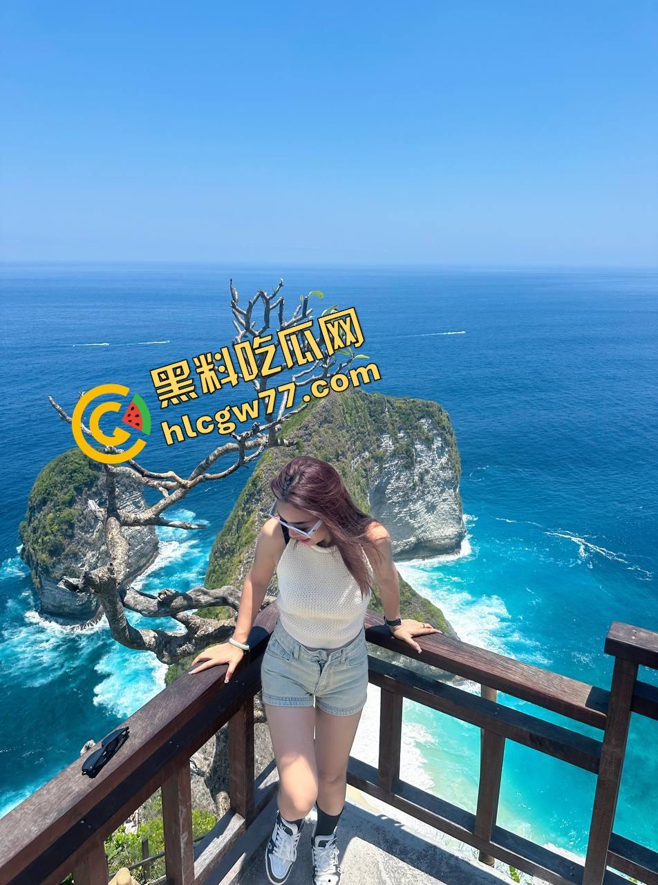 湖北二本院校女大学生【刘雪】表面乖乖女,私下白丝制服掰逼自拍,骚穴毛多唇歪,反差母狗本狗!-7