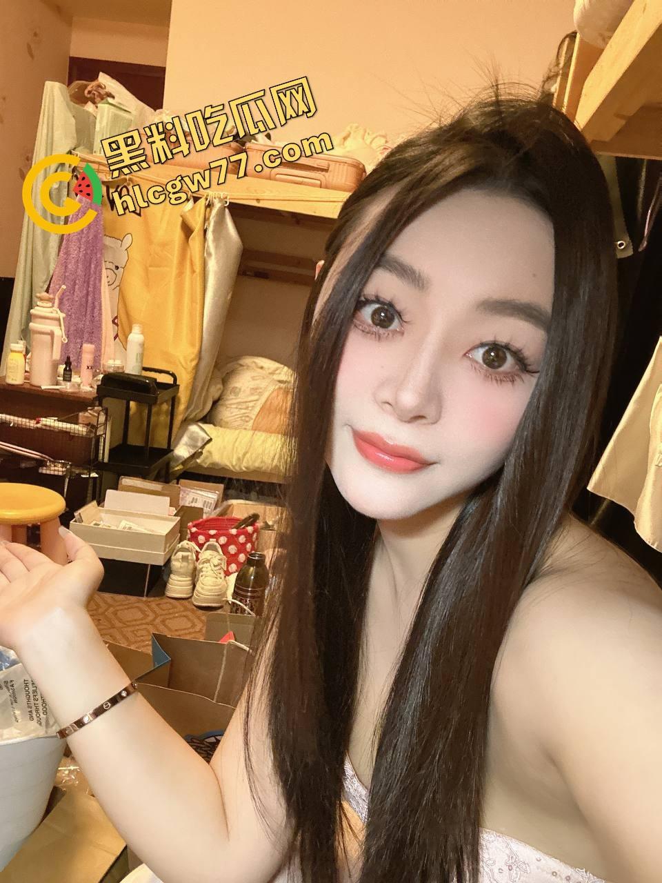 湖北二本院校女大学生【刘雪】表面乖乖女,私下白丝制服掰逼自拍,骚穴毛多唇歪,反差母狗本狗!-8