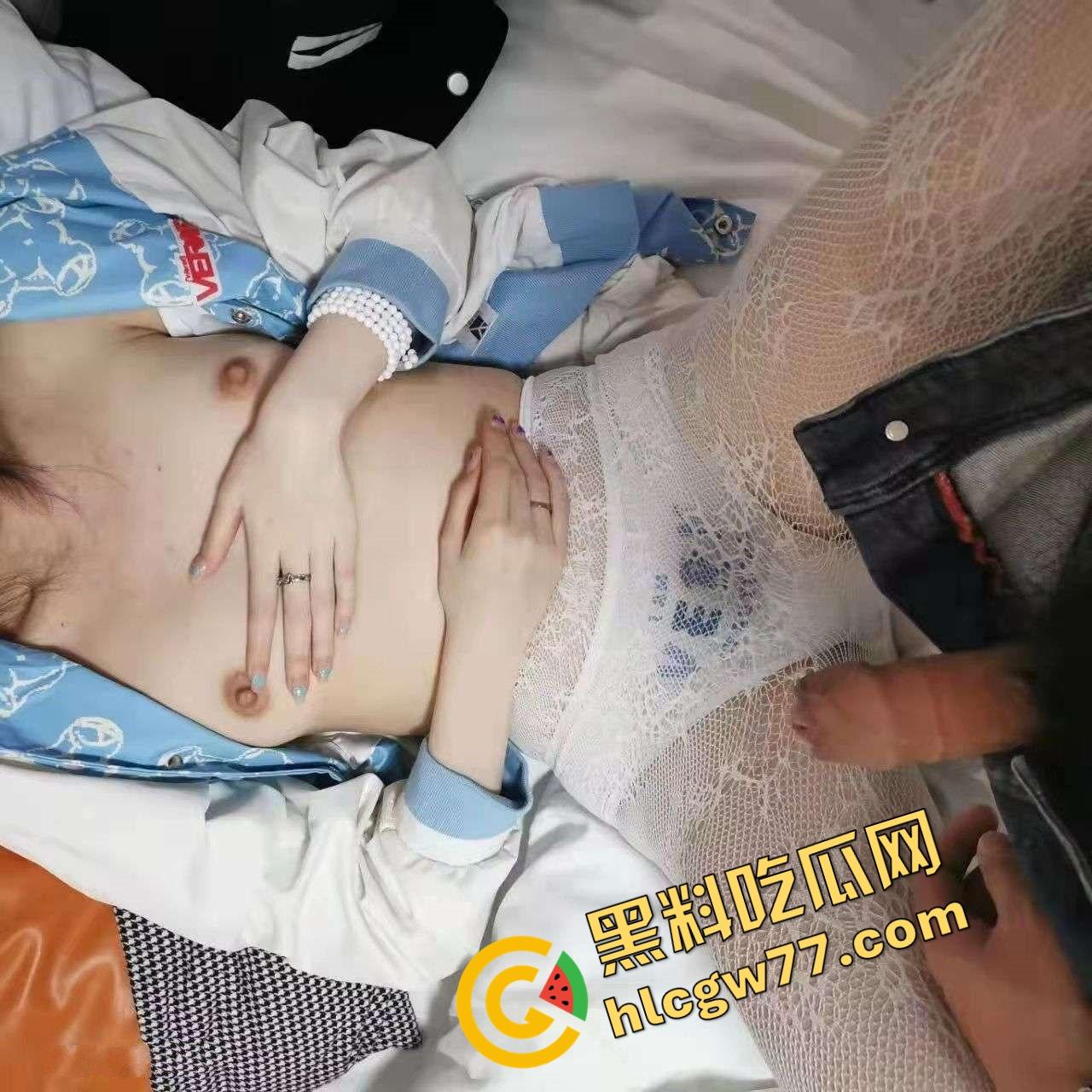 湖北二本院校女大学生【刘雪】表面乖乖女,私下白丝制服掰逼自拍,骚穴毛多唇歪,反差母狗本狗!-17