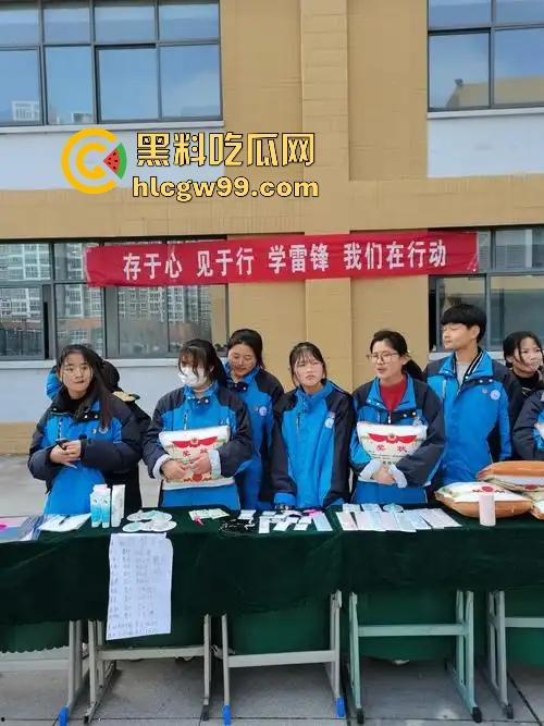 校园大瓜!江苏淮阴中专教室走廊大胆吃鸡,直接无视众人专心跪舔,现在的学生真的大胆!-2