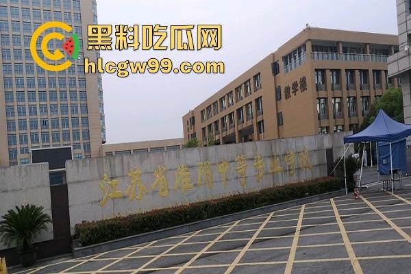 校园大瓜!江苏淮阴中专教室走廊大胆吃鸡,直接无视众人专心跪舔,现在的学生真的大胆!-3