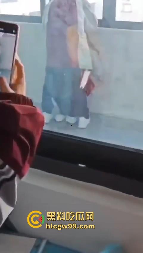 校园大瓜!江苏淮阴中专教室走廊大胆吃鸡,直接无视众人专心跪舔,现在的学生真的大胆!-5