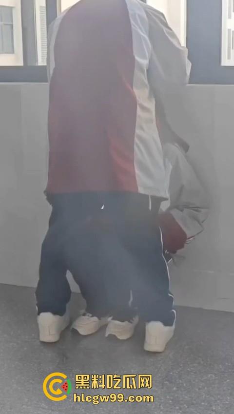 校园大瓜!江苏淮阴中专教室走廊大胆吃鸡,直接无视众人专心跪舔,现在的学生真的大胆!-8