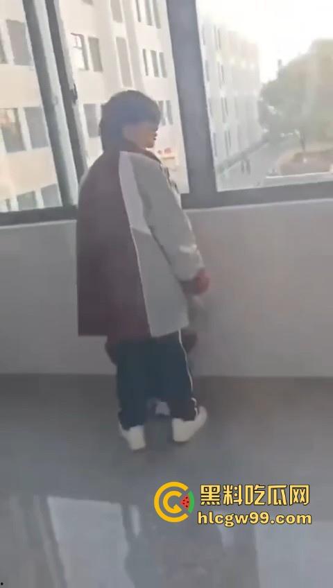 校园大瓜!江苏淮阴中专教室走廊大胆吃鸡,直接无视众人专心跪舔,现在的学生真的大胆!-10