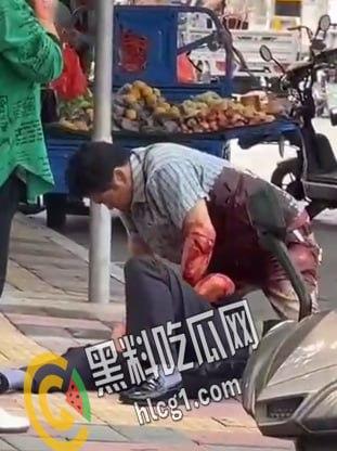 真男人只用拳头解决问题，河北石家庄赞皇街头上演两男子肉搏战 白衣男子被打得血都喷出来了还能再战-5