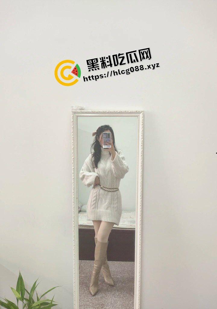 岳阳95后反差母狗小少妇【白雅雯】寻求刺激在车内激情车震,淫荡舔脚用单身20年手速抠逼!-4