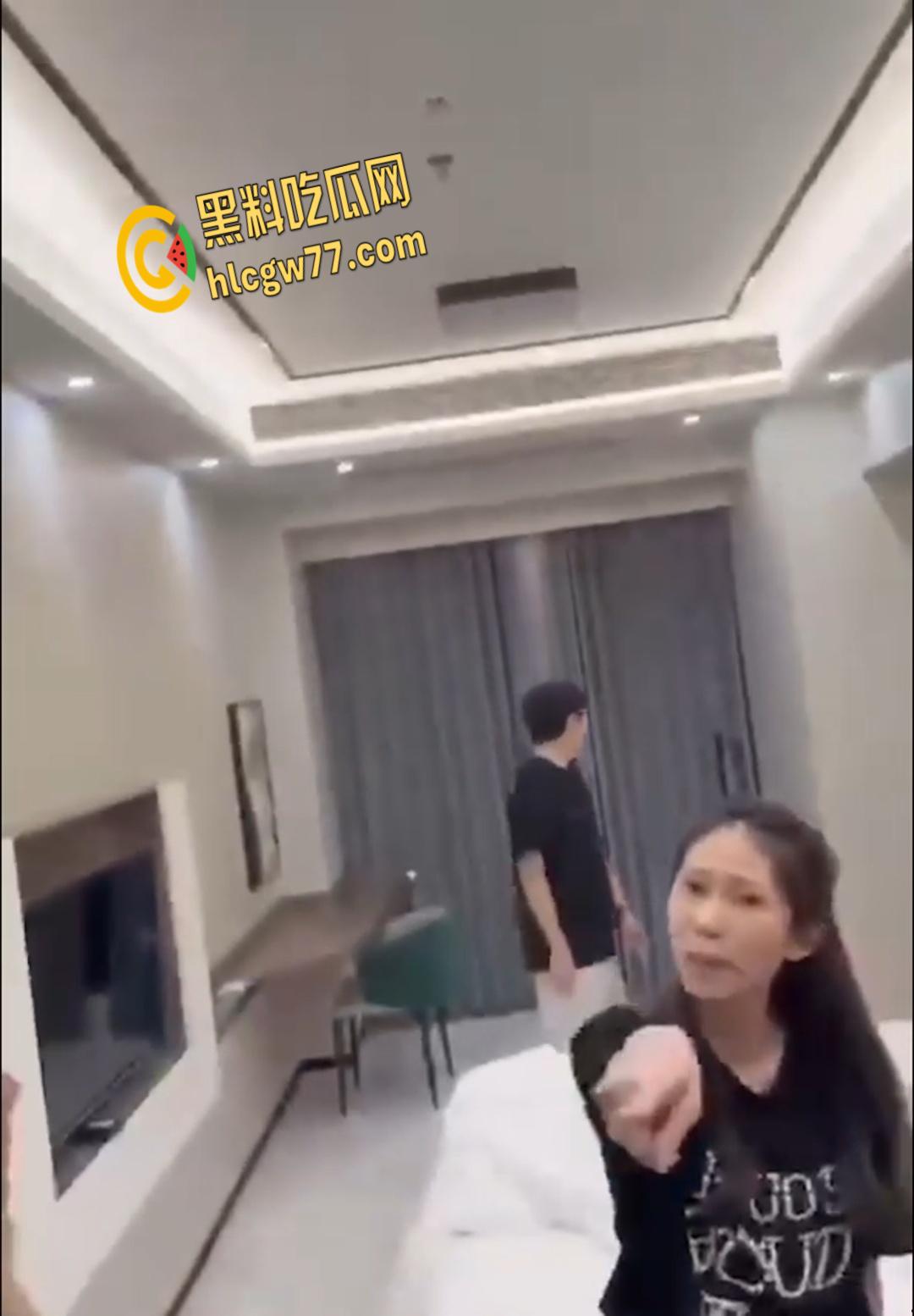 海南万宁抖音妖精【李倩倩Aplexy】酒店偷情翻车!老公抓奸床戏现场,床单凌乱真相辣眼!-6