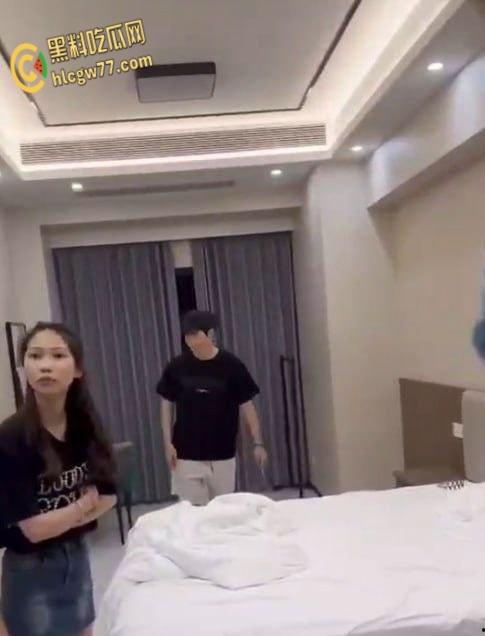 海南万宁抖音妖精【李倩倩Aplexy】酒店偷情翻车!老公抓奸床戏现场,床单凌乱真相辣眼!-7
