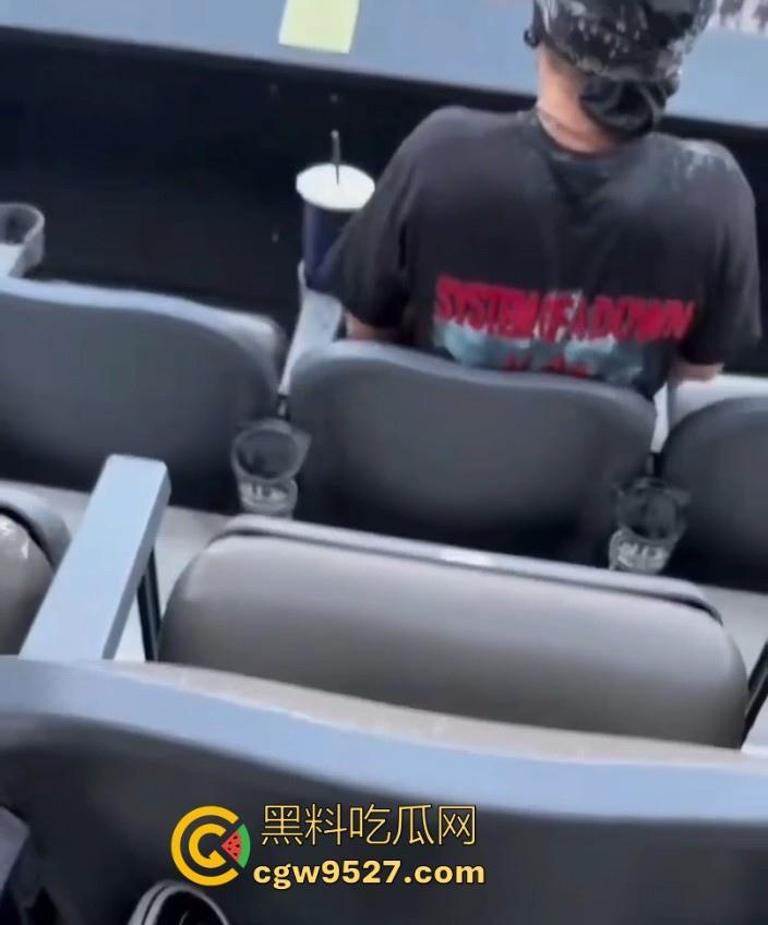 泰勒·斯威夫特演唱会发生一场枪击案,还好看台民众及时发现组织,成功阻止了一场有蓄意的射击!-1