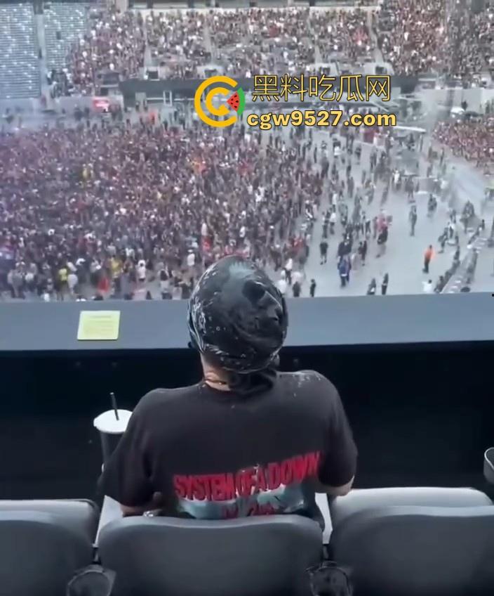 泰勒·斯威夫特演唱会发生一场枪击案,还好看台民众及时发现组织,成功阻止了一场有蓄意的射击!-2