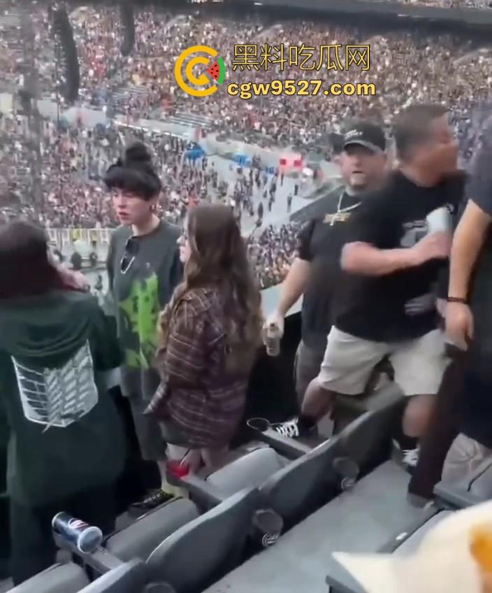 泰勒·斯威夫特演唱会发生一场枪击案,还好看台民众及时发现组织,成功阻止了一场有蓄意的射击!-4