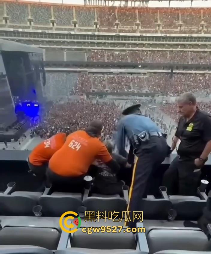 泰勒·斯威夫特演唱会发生一场枪击案,还好看台民众及时发现组织,成功阻止了一场有蓄意的射击!-6