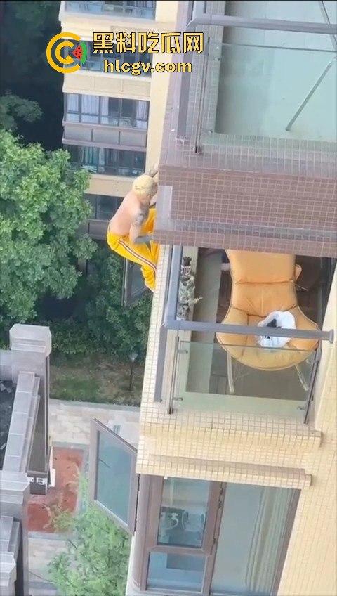 胆小慎入!倔种老黄偷情命都不要!老公查岗不进屋扒在12楼窗外,吓得脚软摔下去,逼再香也不值啊!-1