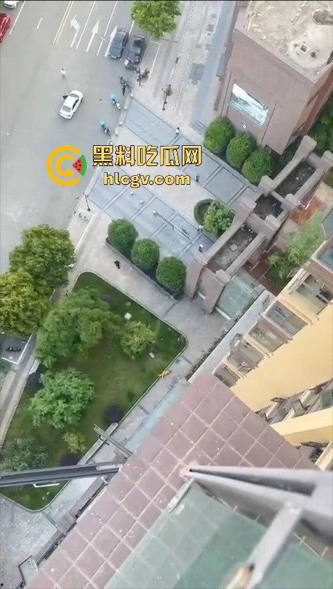 胆小慎入!倔种老黄偷情命都不要!老公查岗不进屋扒在12楼窗外,吓得脚软摔下去,逼再香也不值啊!-3