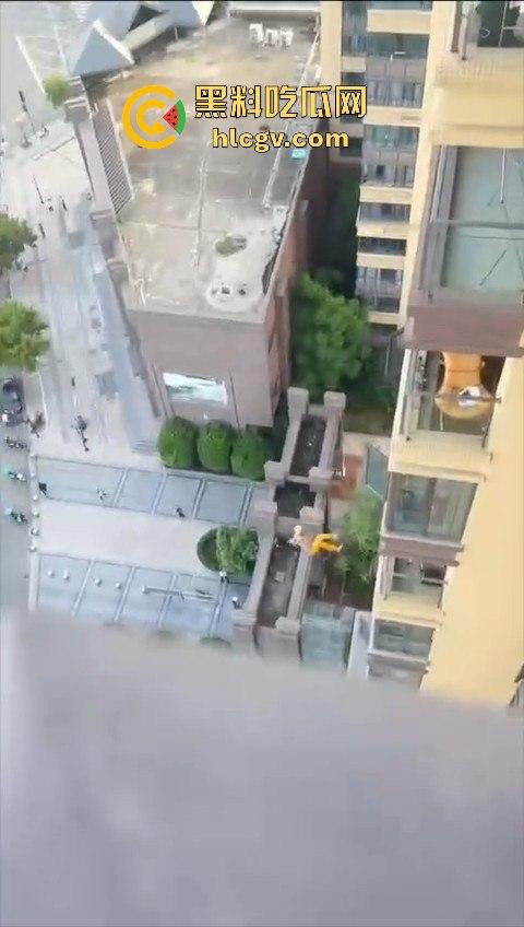 胆小慎入!倔种老黄偷情命都不要!老公查岗不进屋扒在12楼窗外,吓得脚软摔下去,逼再香也不值啊!-4