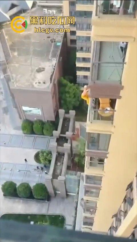 胆小慎入!倔种老黄偷情命都不要!老公查岗不进屋扒在12楼窗外,吓得脚软摔下去,逼再香也不值啊!-5