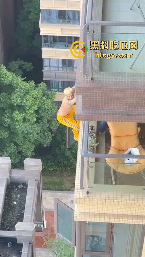 胆小慎入!倔种老黄偷情命都不要!老公查岗不进屋扒在12楼窗外,吓得脚软摔下去,逼再香也不值啊!-6
