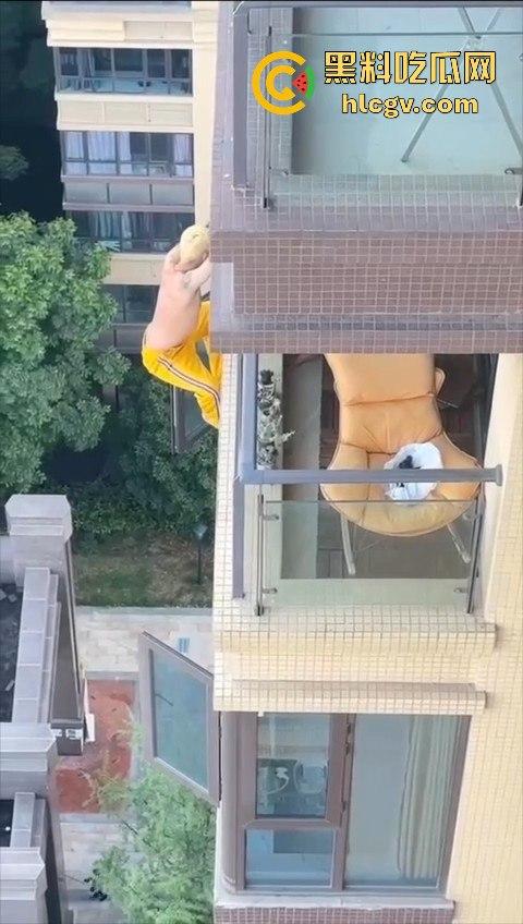 胆小慎入!倔种老黄偷情命都不要!老公查岗不进屋扒在12楼窗外,吓得脚软摔下去,逼再香也不值啊!-7