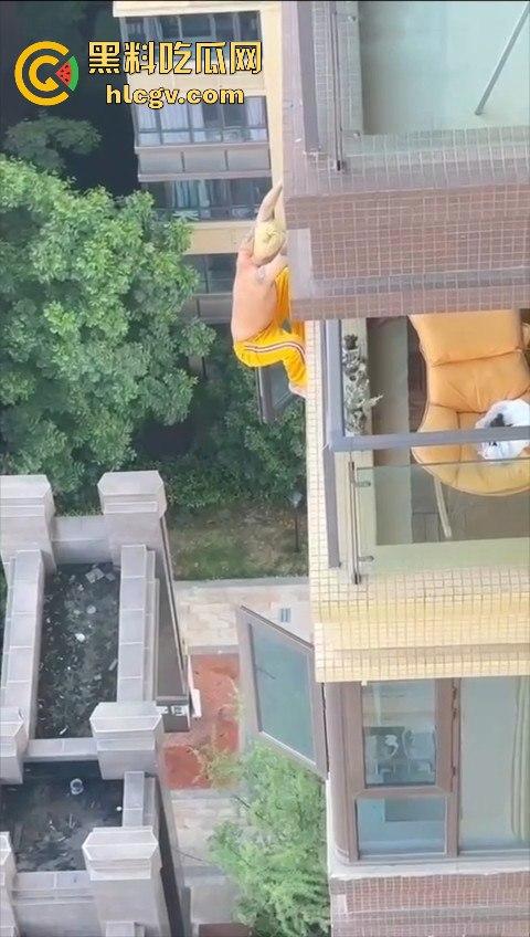 胆小慎入!倔种老黄偷情命都不要!老公查岗不进屋扒在12楼窗外,吓得脚软摔下去,逼再香也不值啊!-9