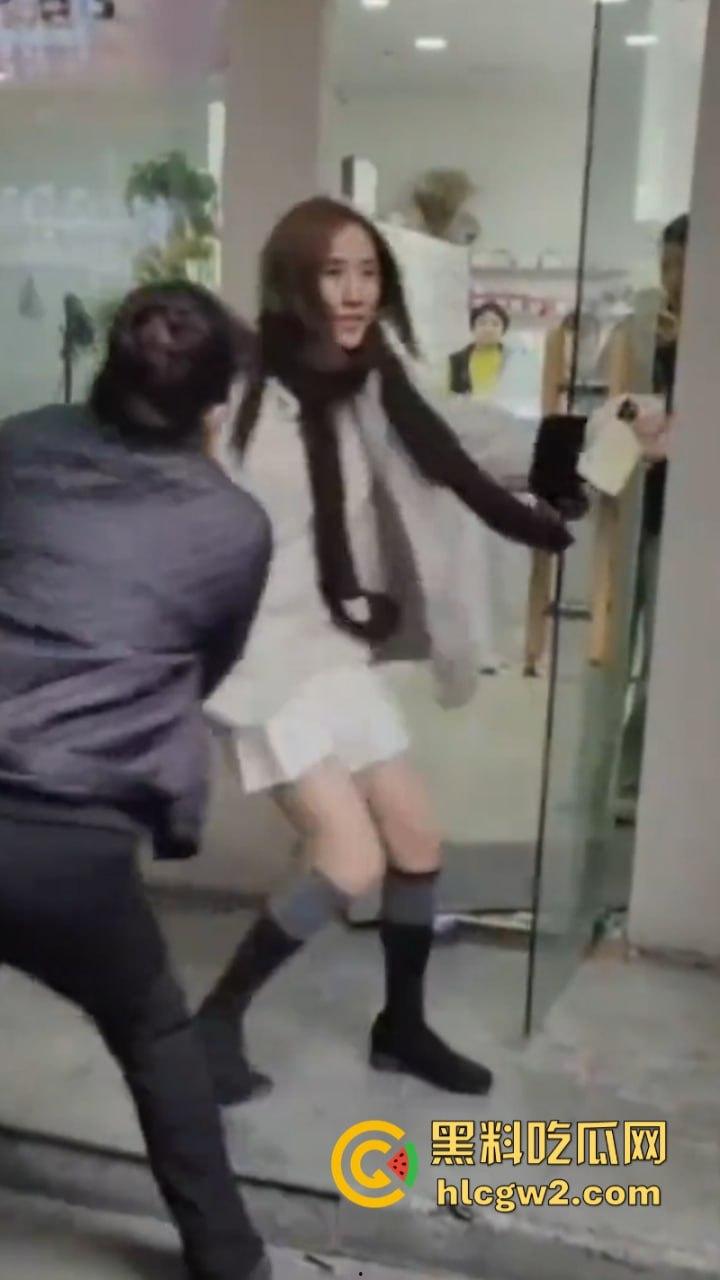 河南焦作美甲店老板娘与顾客发生口角当街扭打 娇小身敌不过彪悍大妈被打成狗了 看完视频只能说活该-4